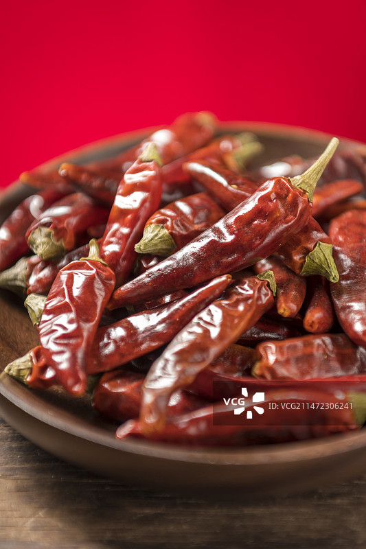 一盘干辣椒特写木桌面背景深色调图片素材