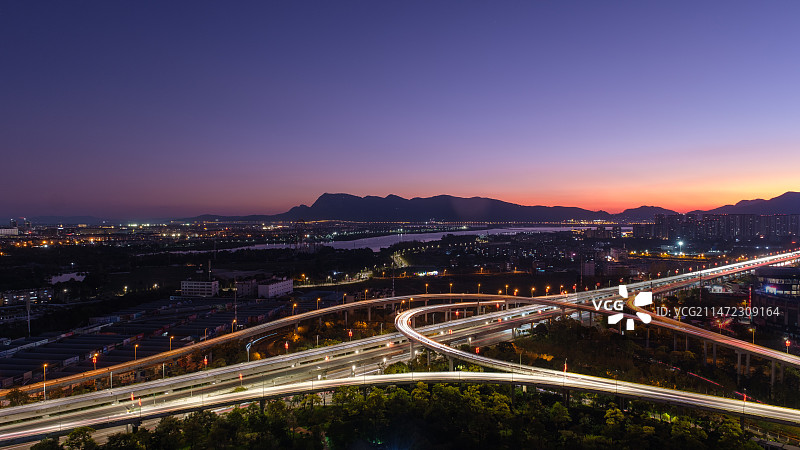 城市天际线与高架桥交通图片素材