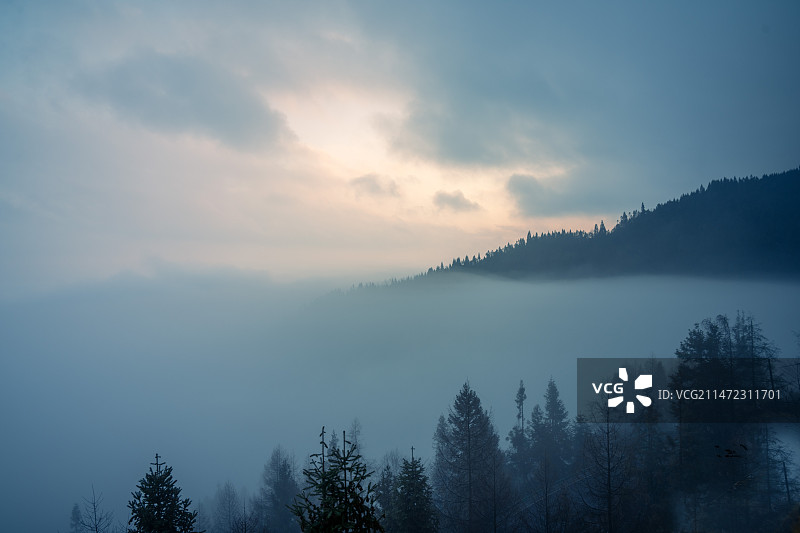 冬天湖北利川佛宝山旅游公路如留白极简艺术画图片素材