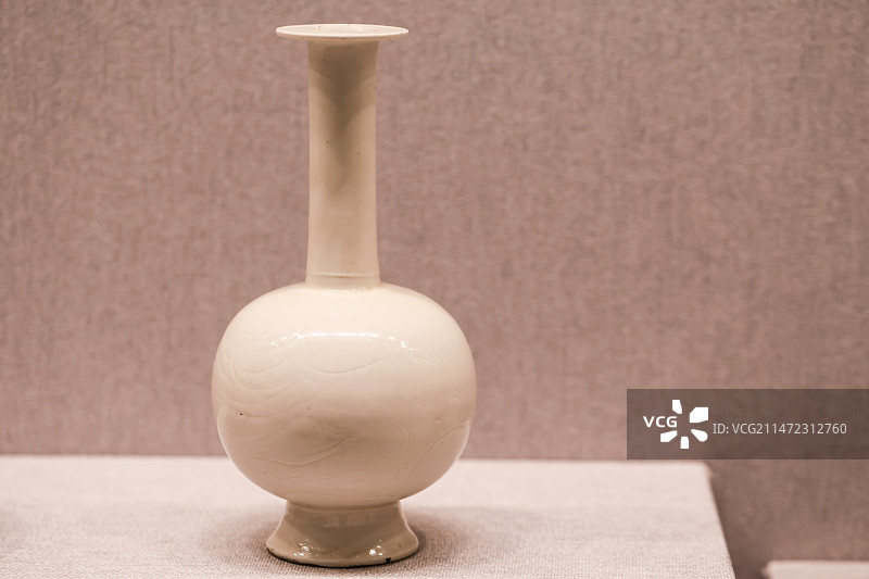 故宫武英殿陶瓷馆北宋定窑白釉刻划蟠螭纹直颈瓶图片素材