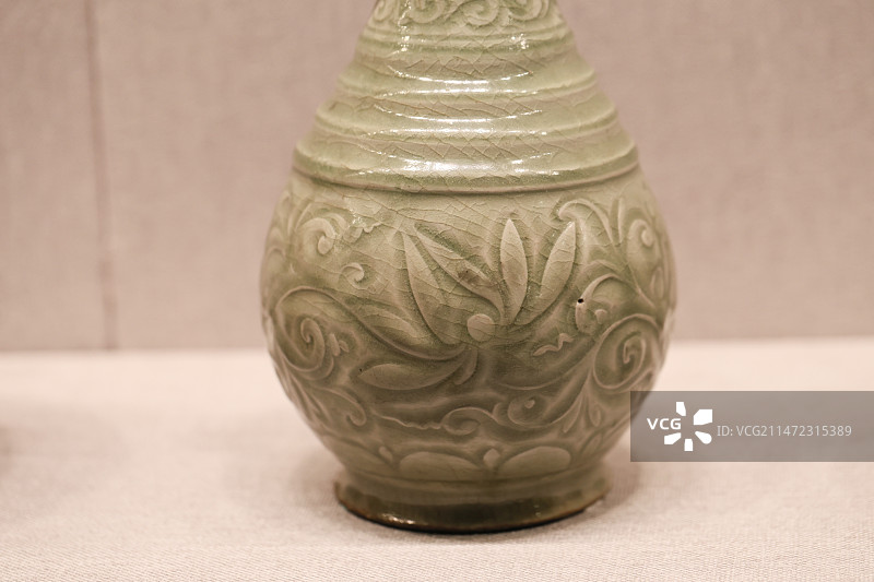 故宫武英殿陶瓷馆北宋 耀州窑青釉刻缠枝莲纹双耳玉壶春瓶图片素材