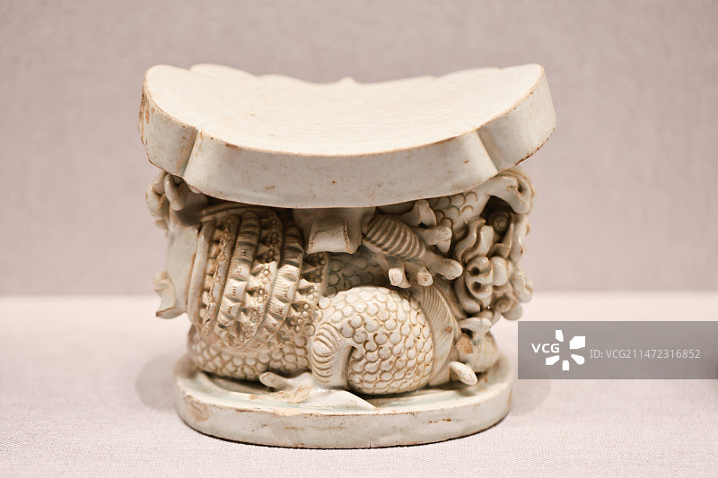 故宫陶瓷馆北宋景德镇窑青白釉刻划缠枝菊纹双狮枕图片素材