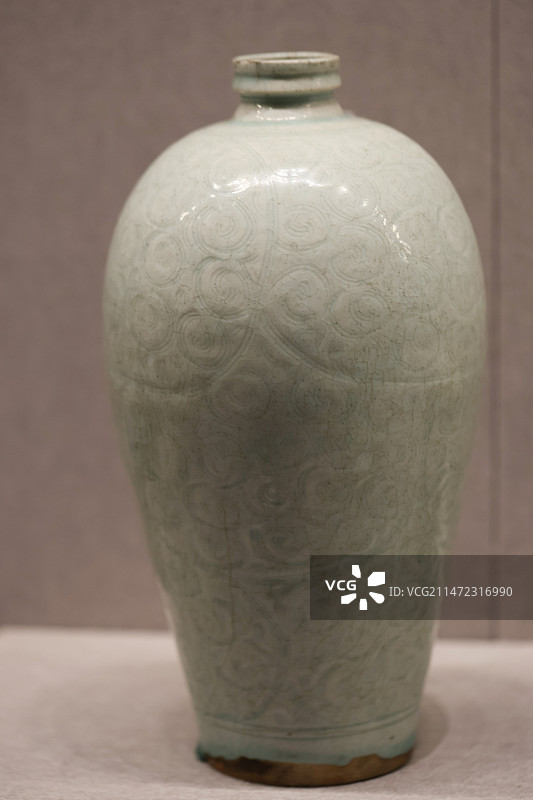 故宫陶瓷馆南宋景德镇窑青白釉刻划缠枝纹梅瓶图片素材