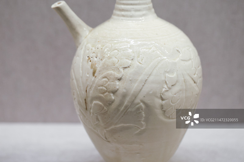 故宫陶瓷馆辽代龙泉务窑白釉刻划缠枝花纹花口军持图片素材