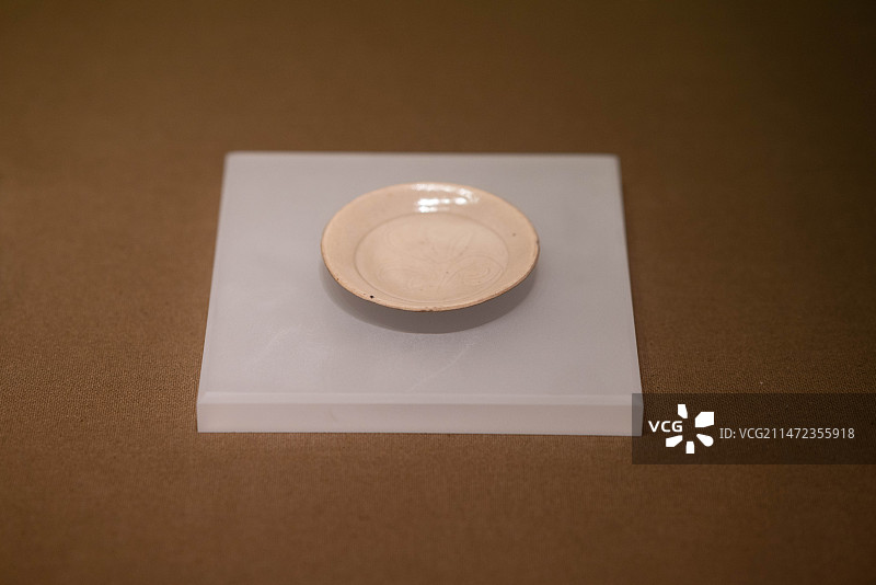 中国大运河博物馆金代定窑白釉刻花卉纹碟图片素材