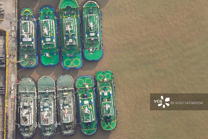 航拍码头江边整齐排列的拖轮图片素材