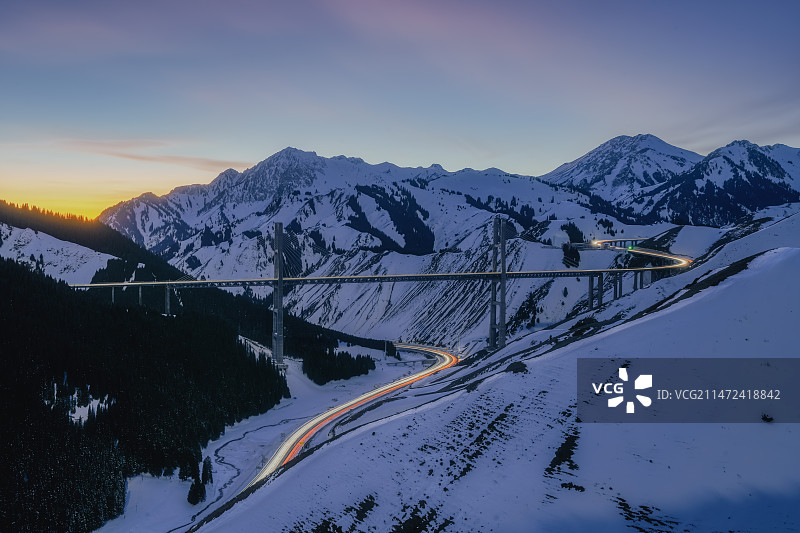 新疆果子沟大桥夜景图片素材