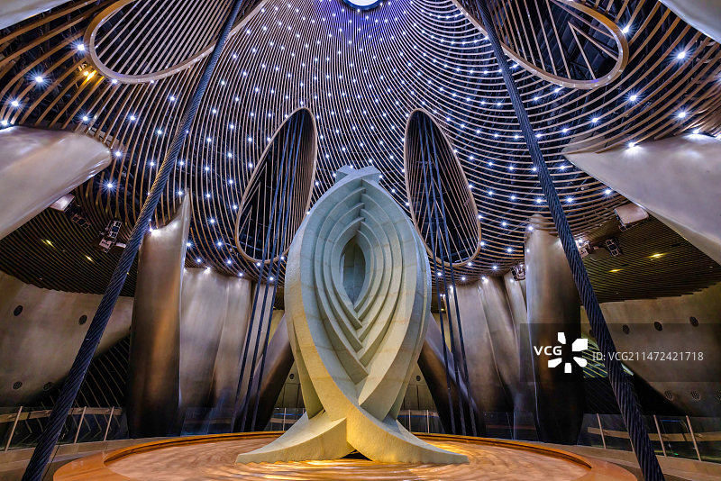 上海中心大厦126层的阻尼器装置图片素材
