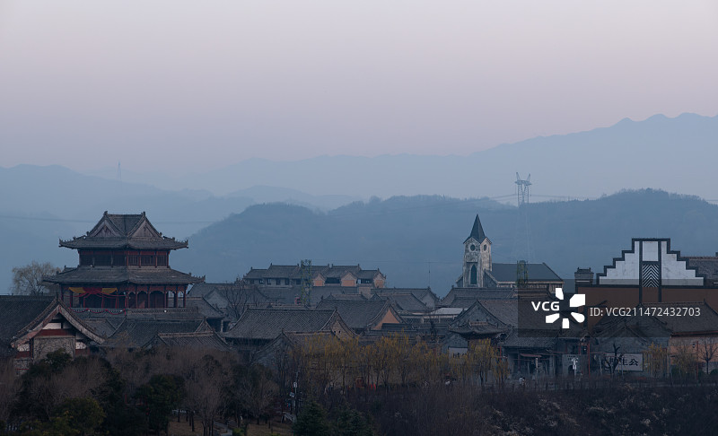 陕西西安白鹿原影视城太阳落山后苍凉寂静的乡村古建和山峰图片素材