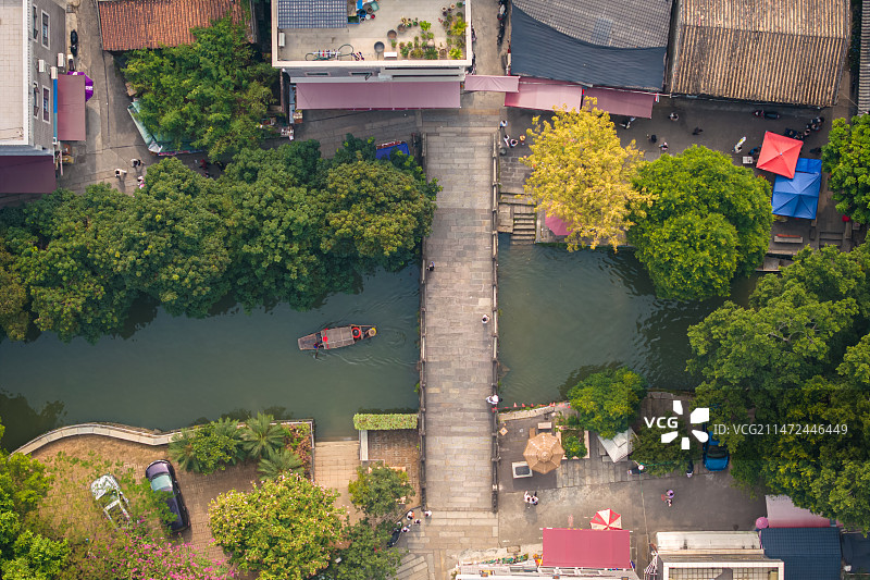 航拍顺德逢简水乡，一艘船准备穿过一座桥梁图片素材