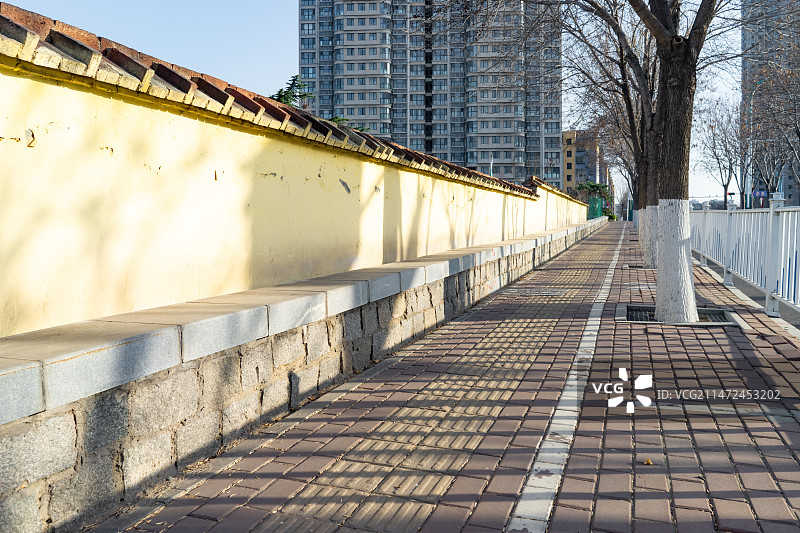 中国城市道路拍摄主题，马路旁的步行道路，和白色围栏栏杆，户外白昼无人图像摄影图片素材