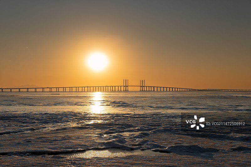 胶州湾跨海大桥黄昏下的冰原图片素材