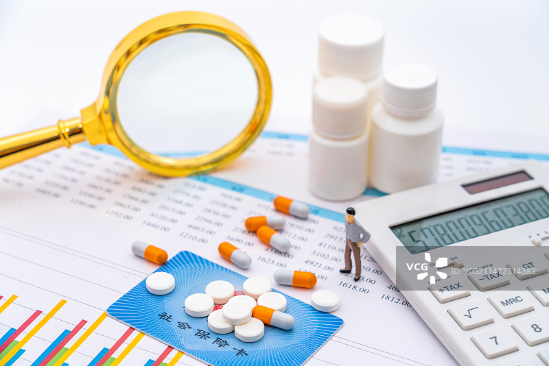 药品、社保卡医保卡和玩具小人——医疗保险概念图片素材