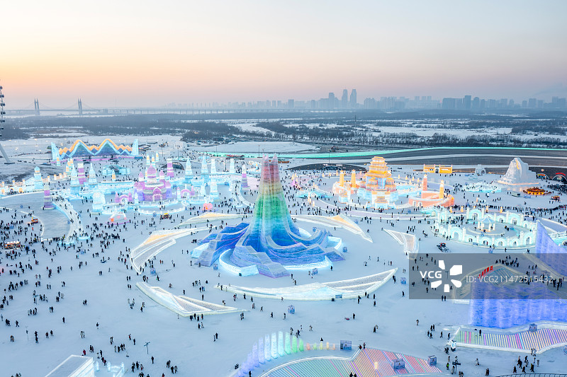 亚洲中国黑龙江省哈尔滨市冰雪大世界夜景冰雕灯光秀图片素材
