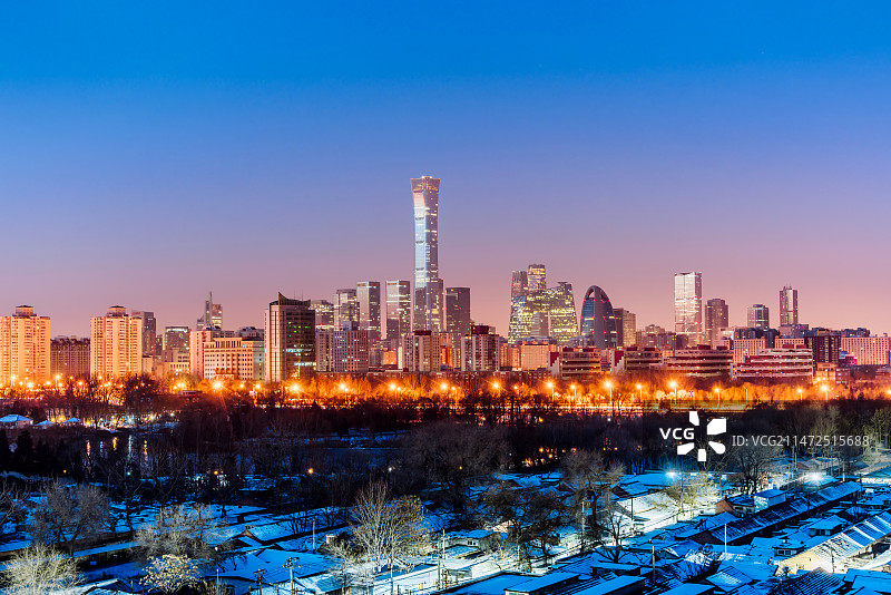 中国北京CBD建筑群和红领巾公园冬季高视角夜景图片素材