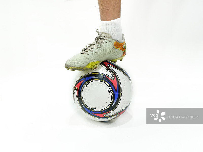一只脚踏在足球上图片素材