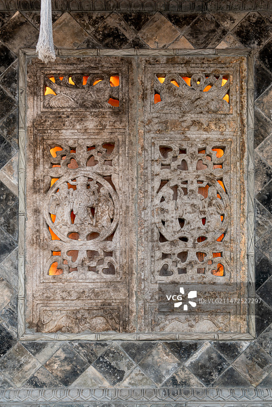 窗户透出的暖光图片素材