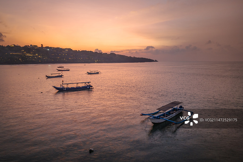 印尼巴厘岛金巴兰海滩日落晚霞自然风光航拍图片素材