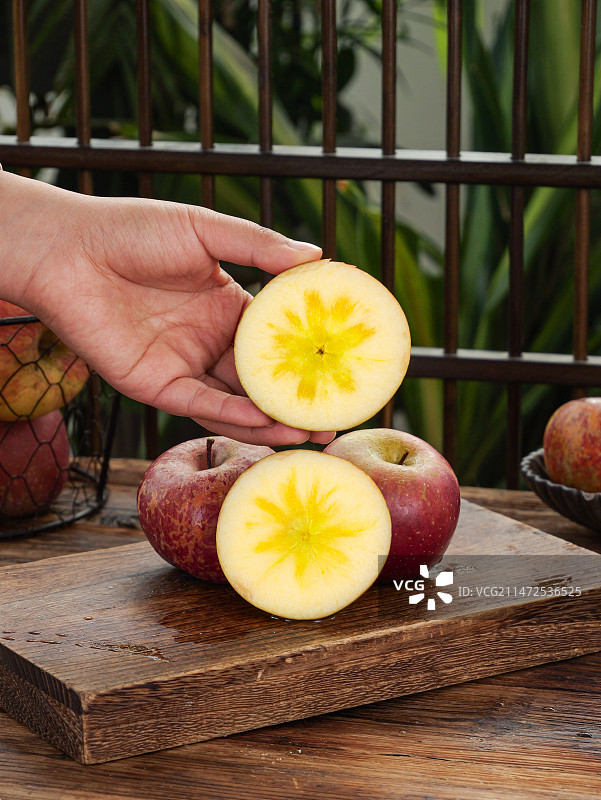 深底上的丑苹果图片素材