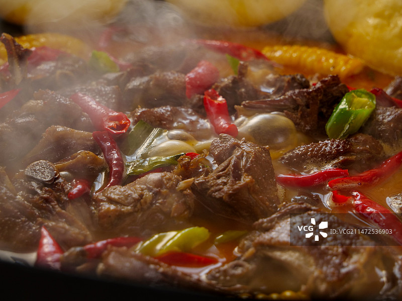 深底上的铁锅炖大鹅图片素材