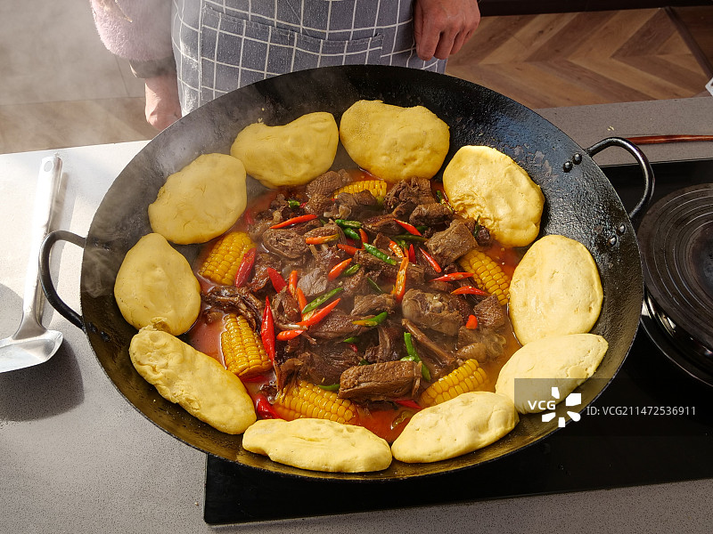 深底上的铁锅炖大鹅图片素材