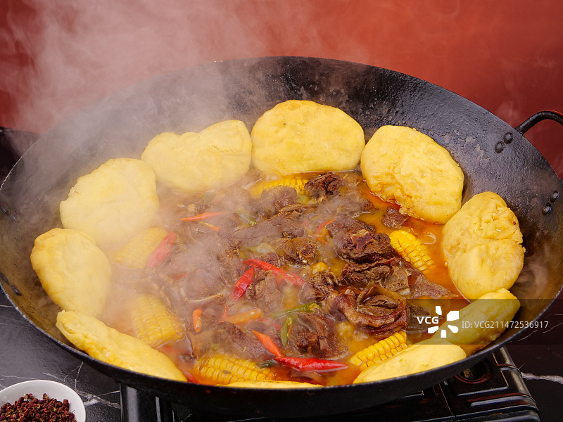 深底上的铁锅炖大鹅图片素材