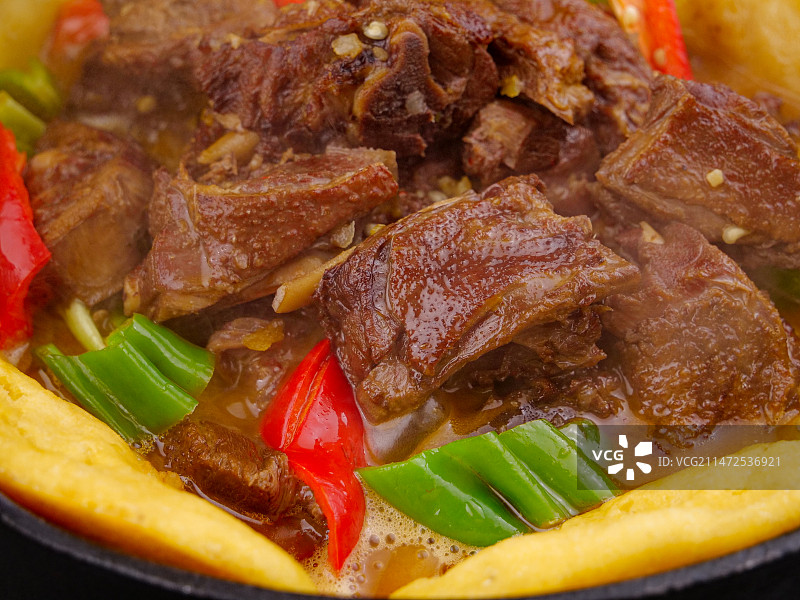 深底上的铁锅炖大鹅图片素材