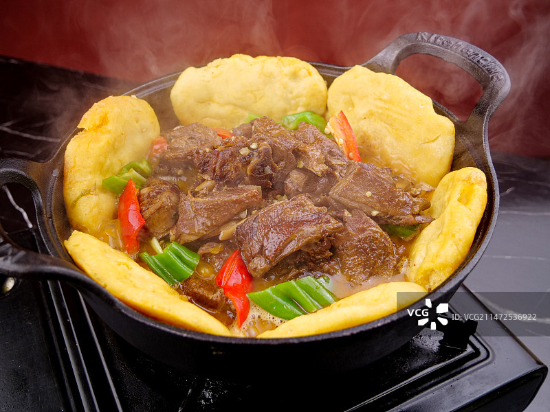 深底上的铁锅炖大鹅图片素材