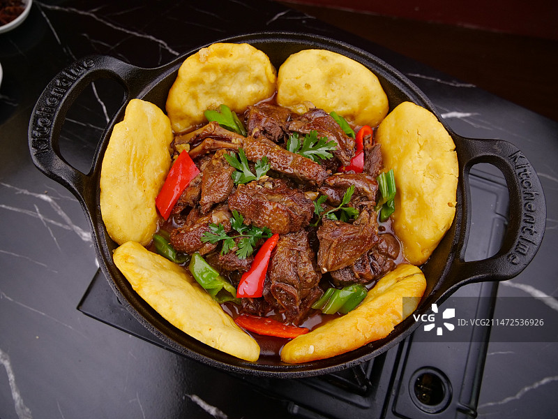 深底上的铁锅炖大鹅图片素材