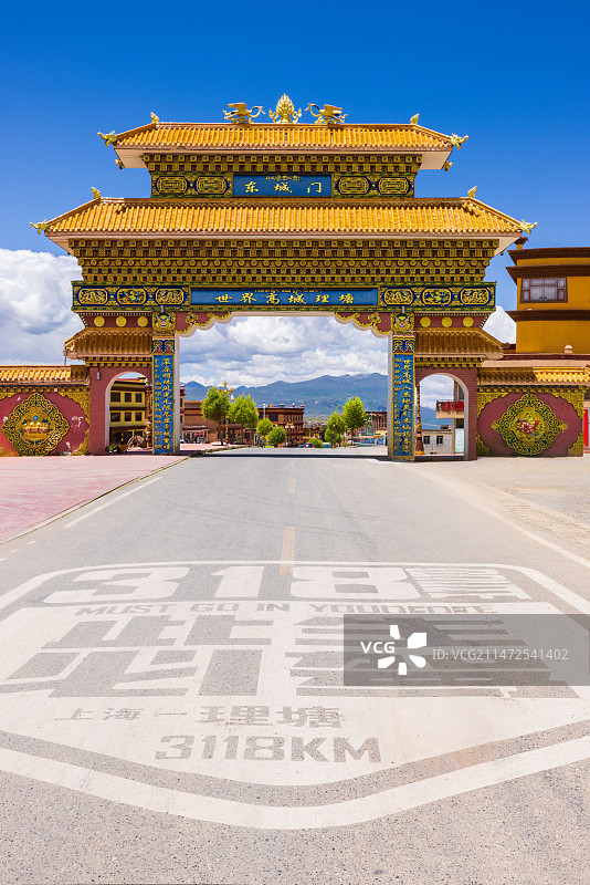 四川甘孜理塘县城东门  318国道标志图片素材