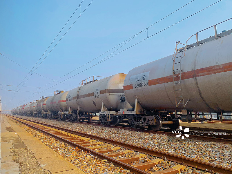 停在车站的油罐车图片素材
