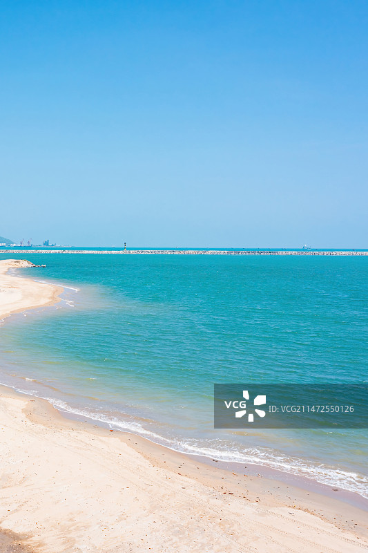 海南省三亚市崖州区崖州湾海边沙滩图片素材