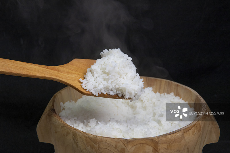 木桶饭制作过程甑子饭冒热气煮米饭白米饭图片素材