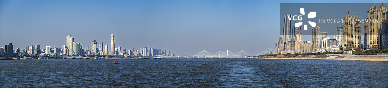 长江江面拍摄的武汉市全景图片素材