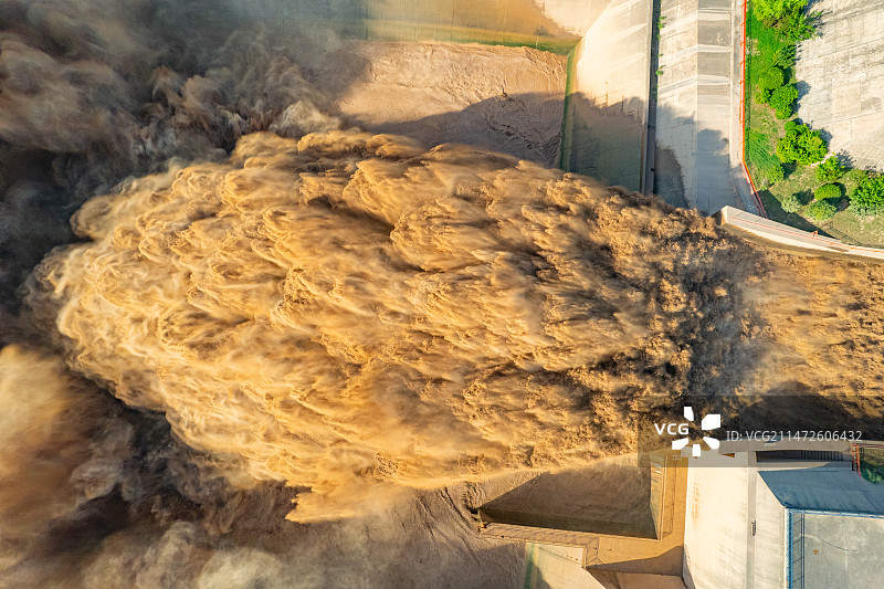 河南洛阳市济源市黄河小浪底水库水坝排沙航拍视角图片素材