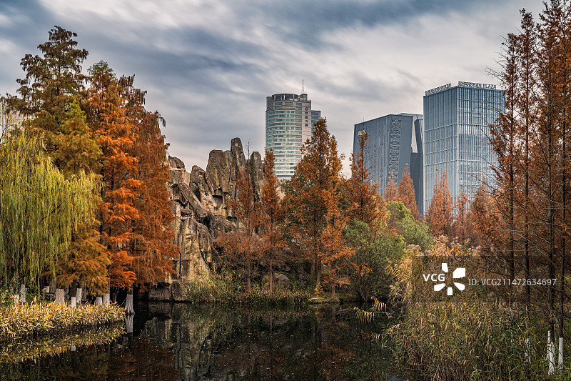 秋季的鄞州公园与南部商务区建筑照片图片素材