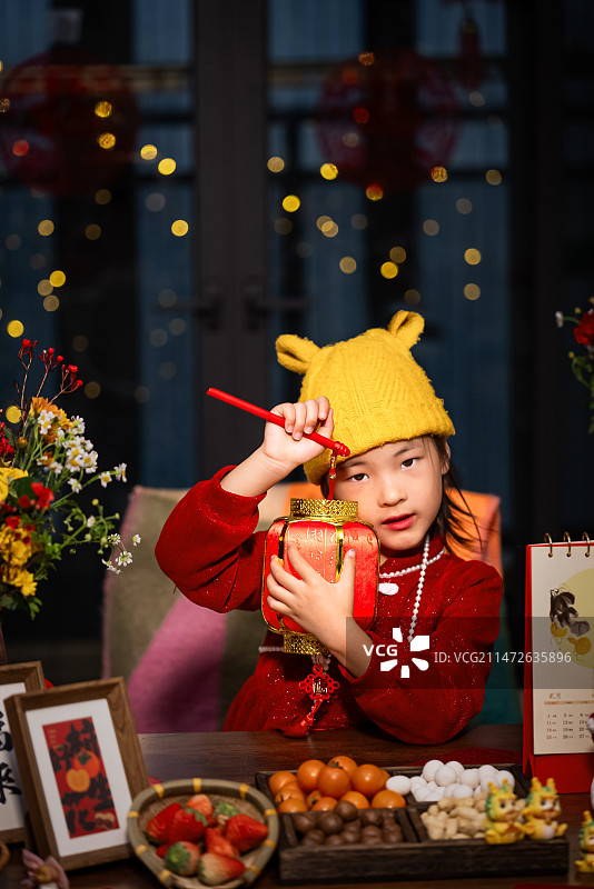 春节戴黄色帽子的小女孩图片素材