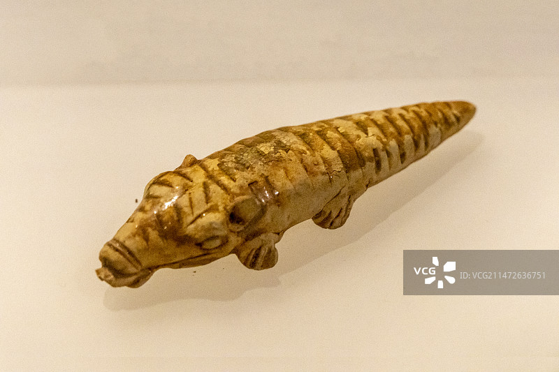 湖北省博物馆：青釉鳄鱼【三国，2003年鄂州市滨湖东路郭家细塆15号墓出土，原藏鄂州市博物馆】图片素材