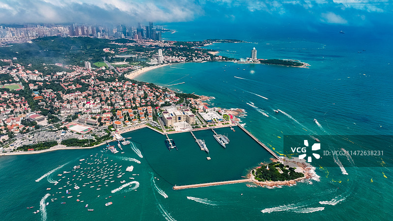 航拍视角下的海岸线图片素材