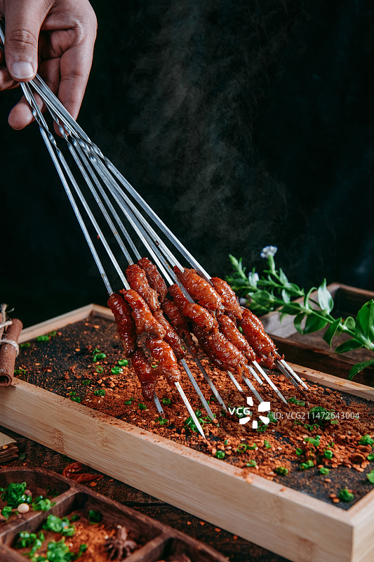 黑色背景烧烤烤串图片素材