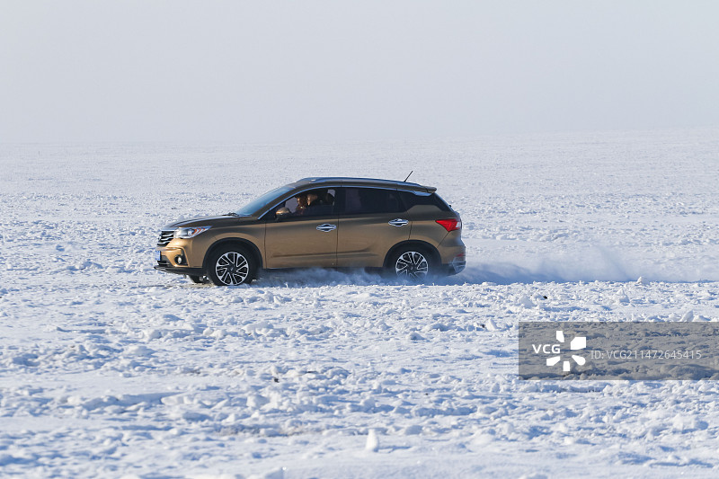 雪地里的奔驰的汽车图片素材