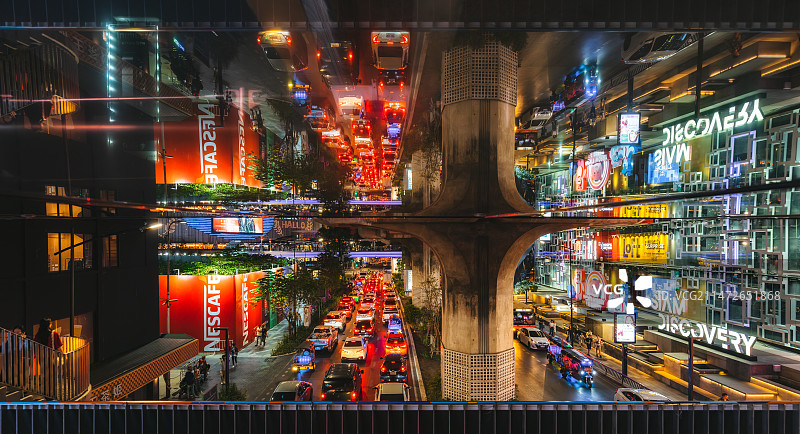 泰国曼谷SIAM购物中心繁忙的街道场景图片素材