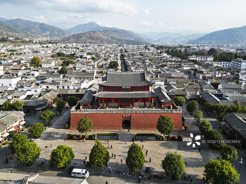 云南省大理白族自治州巍山彝族回族自治县巍山古城航拍视角晴天壮美景色图片素材