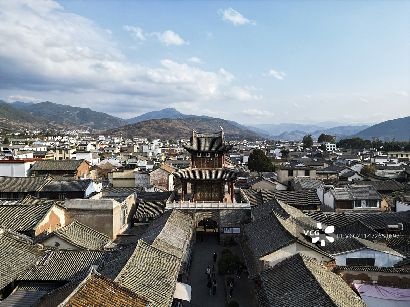 云南省大理白族自治州巍山彝族回族自治县巍山古城航拍视角晴天壮美景色图片素材