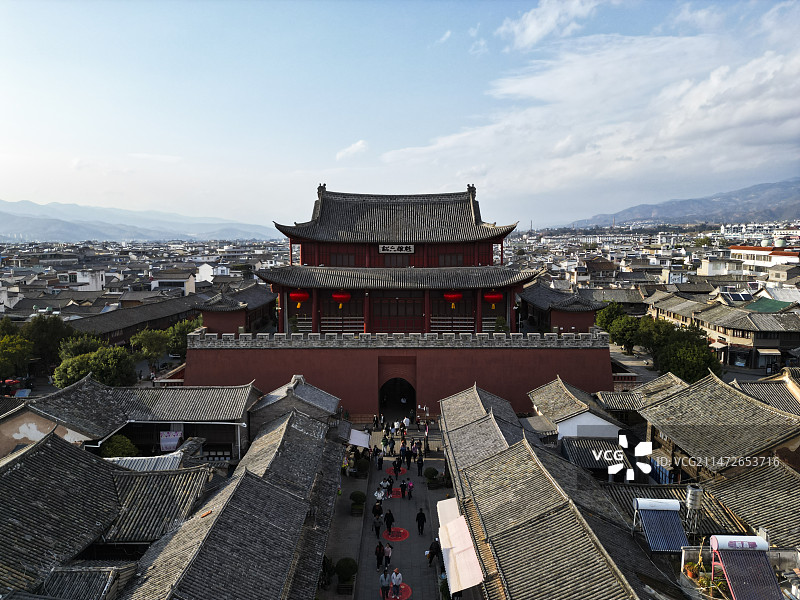 云南省大理白族自治州巍山彝族回族自治县巍山古城航拍视角晴天壮美景色图片素材