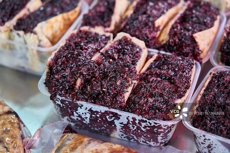 淄博紫米饼在山东淄博的八大局便民市场上进行分切售卖图片素材