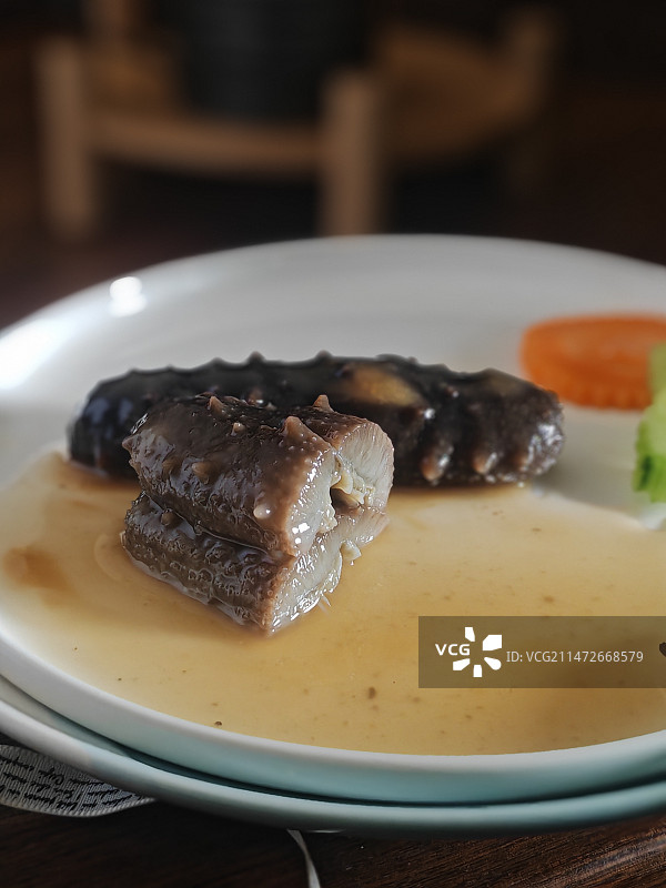 浇汤汁的海参图片素材