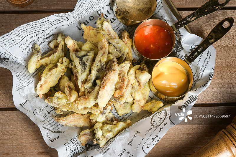 在木质桌子上的美食炸蘑菇图片素材