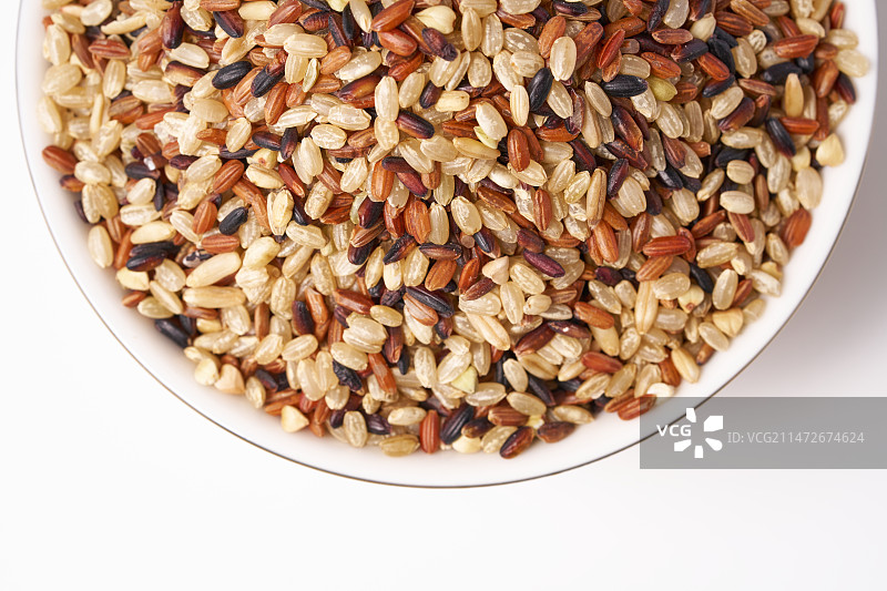 白色背景下碗中五色杂粮的高角度视图图片素材
