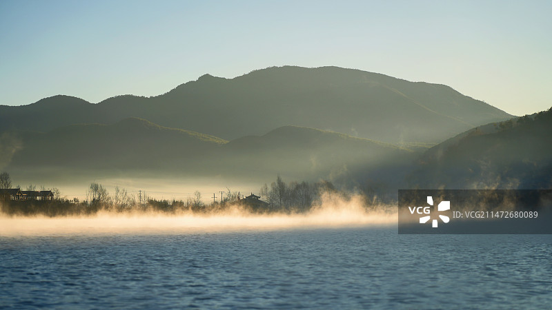 泸沽湖日出晨雾图片素材